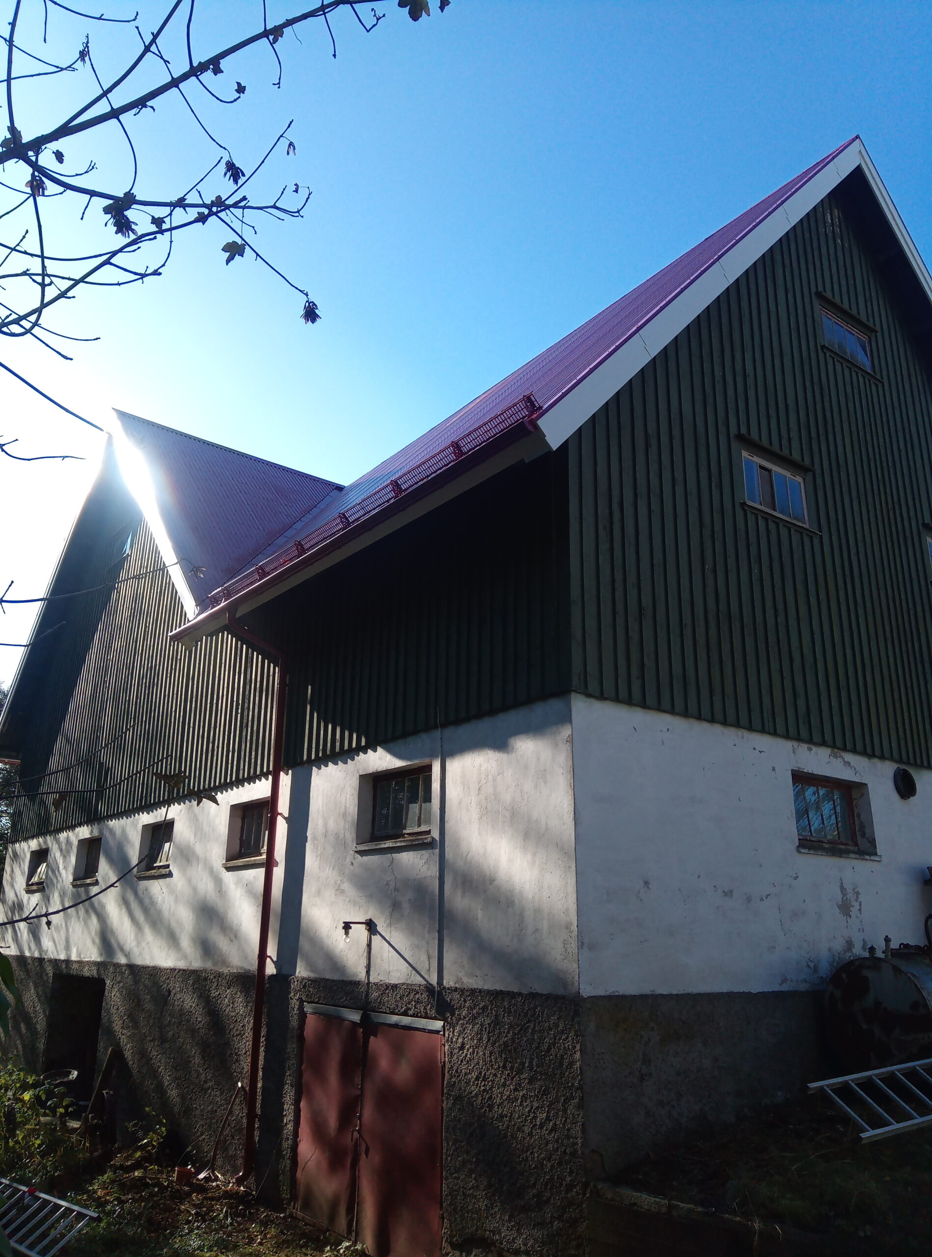 green-house3 Grönt och vitt hus med rött tak