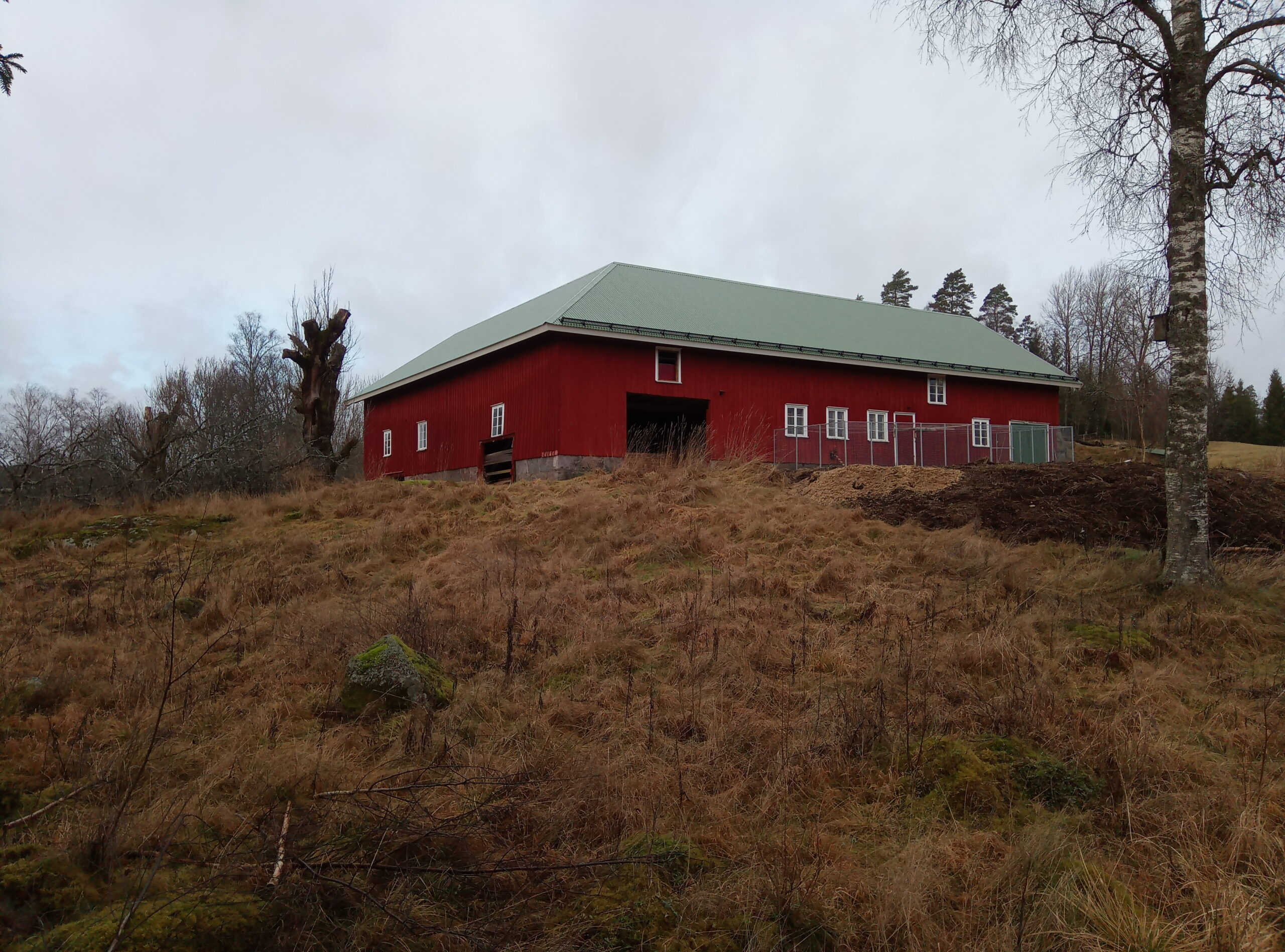 Lada med röda väggar och grönt tak