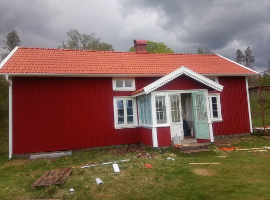 rött hus med orange tak
