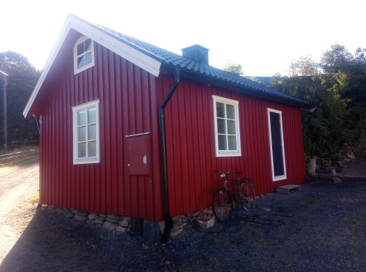 Rött hus med svart tak